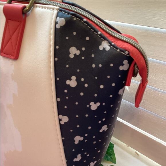 DISNEY LOUNGEFLY MICKEY MOUSE NEW SACTEL WITH STRAPE - Picture 5 of 9